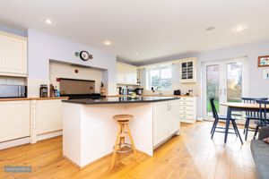 Kitchen/Breakfast Room- click for photo gallery